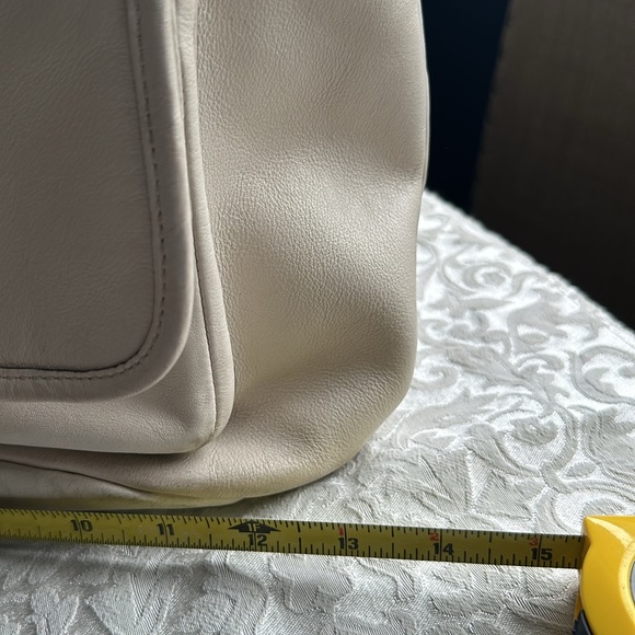 Nice Coach leather bag in cream. Good size with plenty  room - Picture 13 of 14